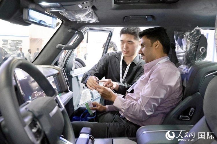 客戶在了解中國(guó)產(chǎn)汽車。人民網(wǎng)記者 管克江攝