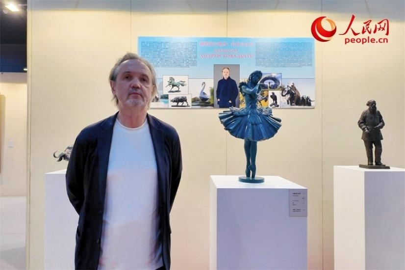 俄羅斯人民藝術家、俄羅斯美協(xié)主席安德烈·科瓦爾丘克正在接受人民網的采訪。人民網記者 劉微攝