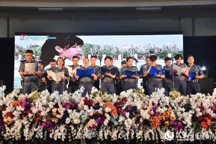 邦板牙省警察局學(xué)員在結(jié)業(yè)典禮上表演合唱。人民網(wǎng)記者 樊帆攝