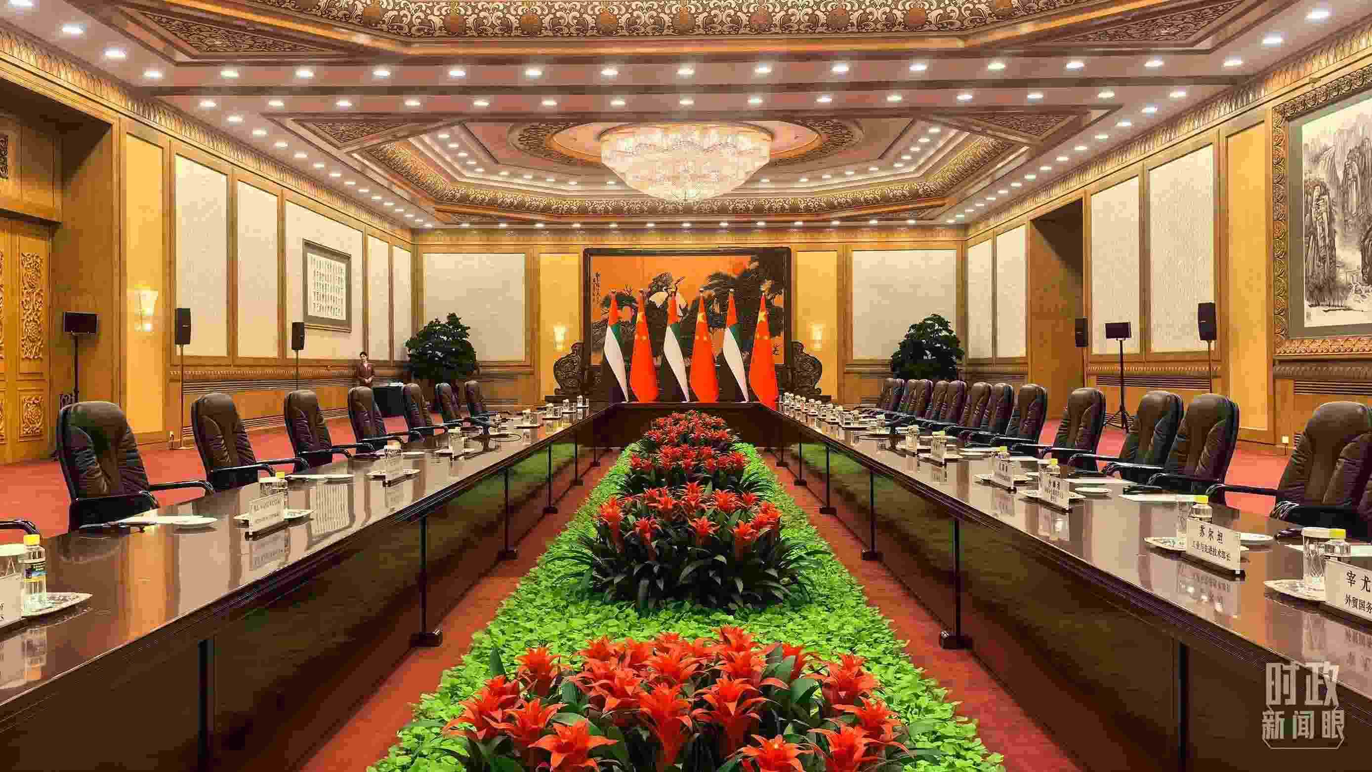 △5月30日下午，習近平主席同阿聯(lián)酋總統(tǒng)穆罕默德會談。這是會談開始前的現(xiàn)場。（總臺央視記者鄂介甫拍攝）