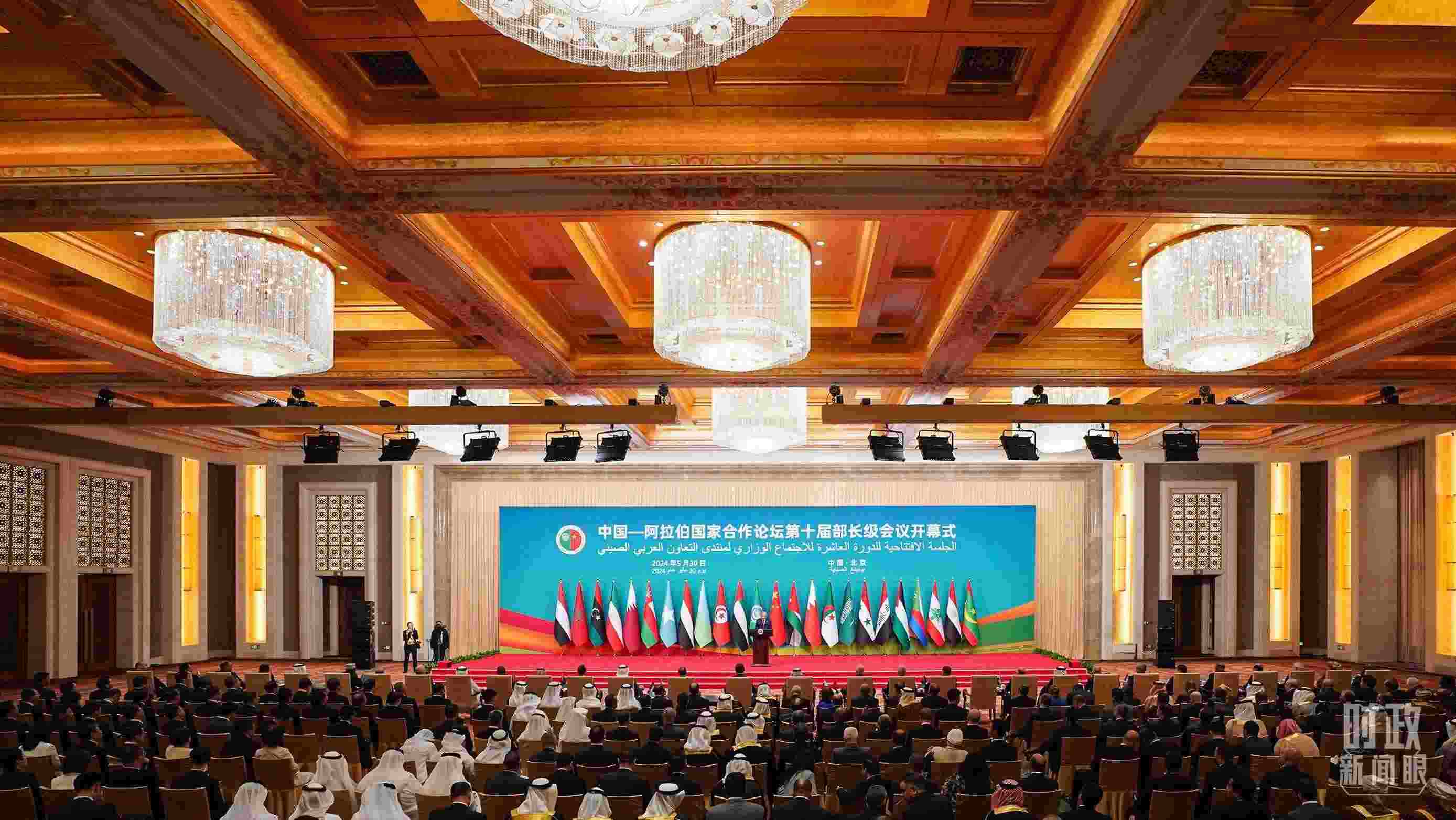 △5月30日開幕式現(xiàn)場，阿盟秘書長蓋特在致辭。（總臺國廣記者李晉拍攝）