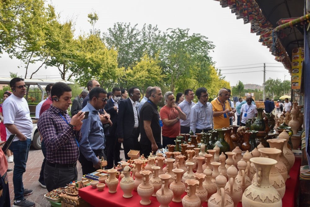 2023年5月31日，阿拉伯國家聯(lián)盟代表團一行在新疆喀什古城參觀訪問。新華社記者 高晗 攝