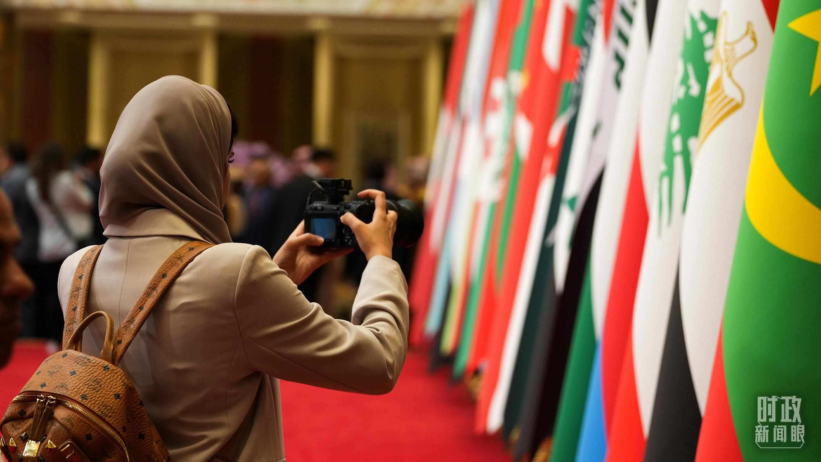 △外國媒體拍攝現(xiàn)場旗陣。（總臺國廣記者李晉拍攝）