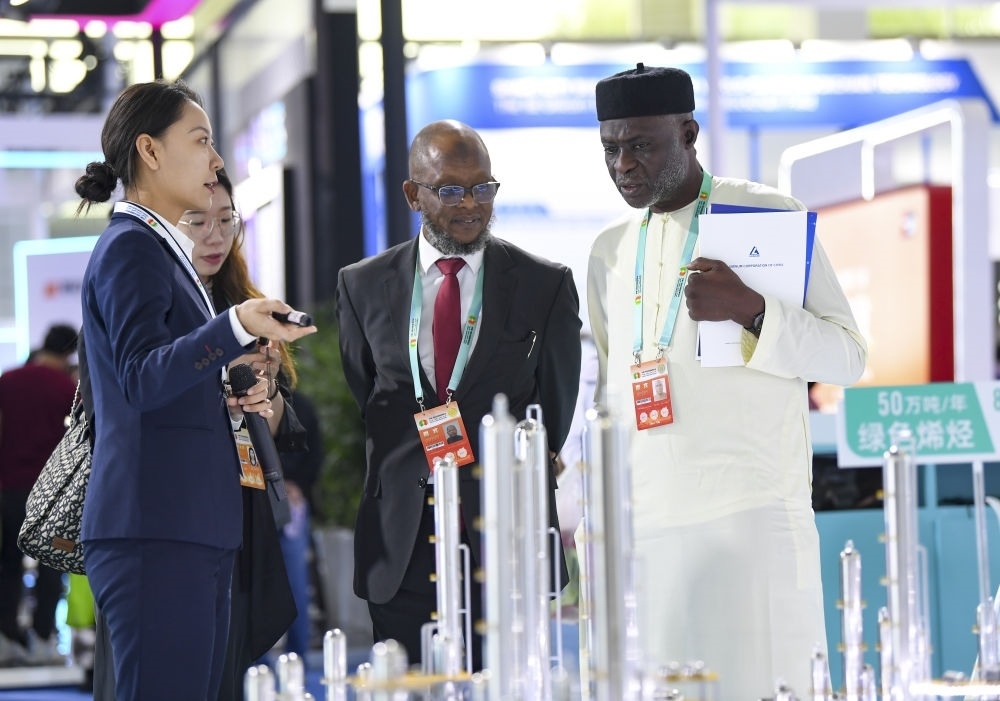 2023年9月22日，嘉賓在第六屆中阿博覽會上了解清潔能源項目。新華社記者 馮開華 攝