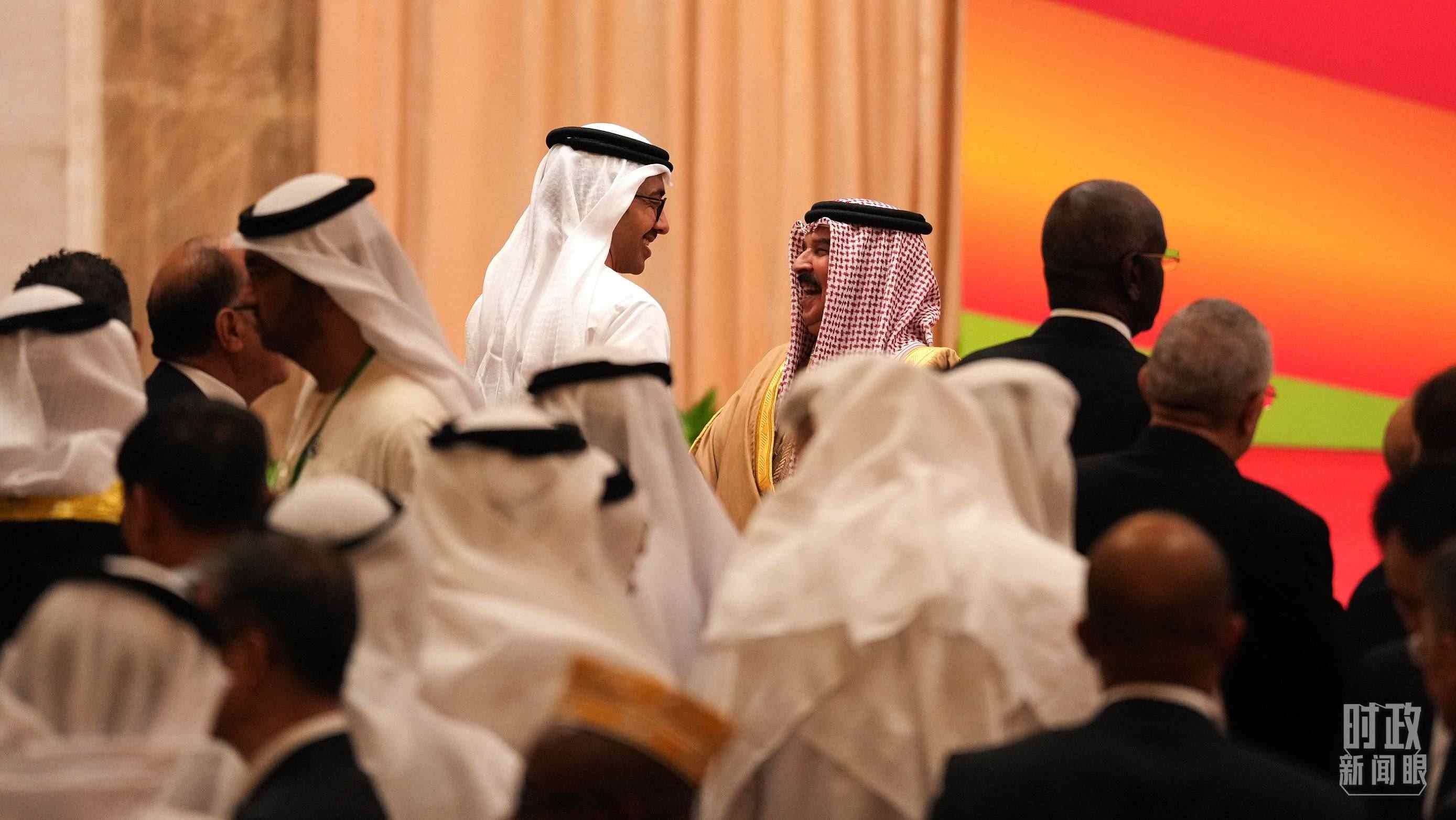 △與會代表在交談。（總臺國廣記者李晉拍攝）