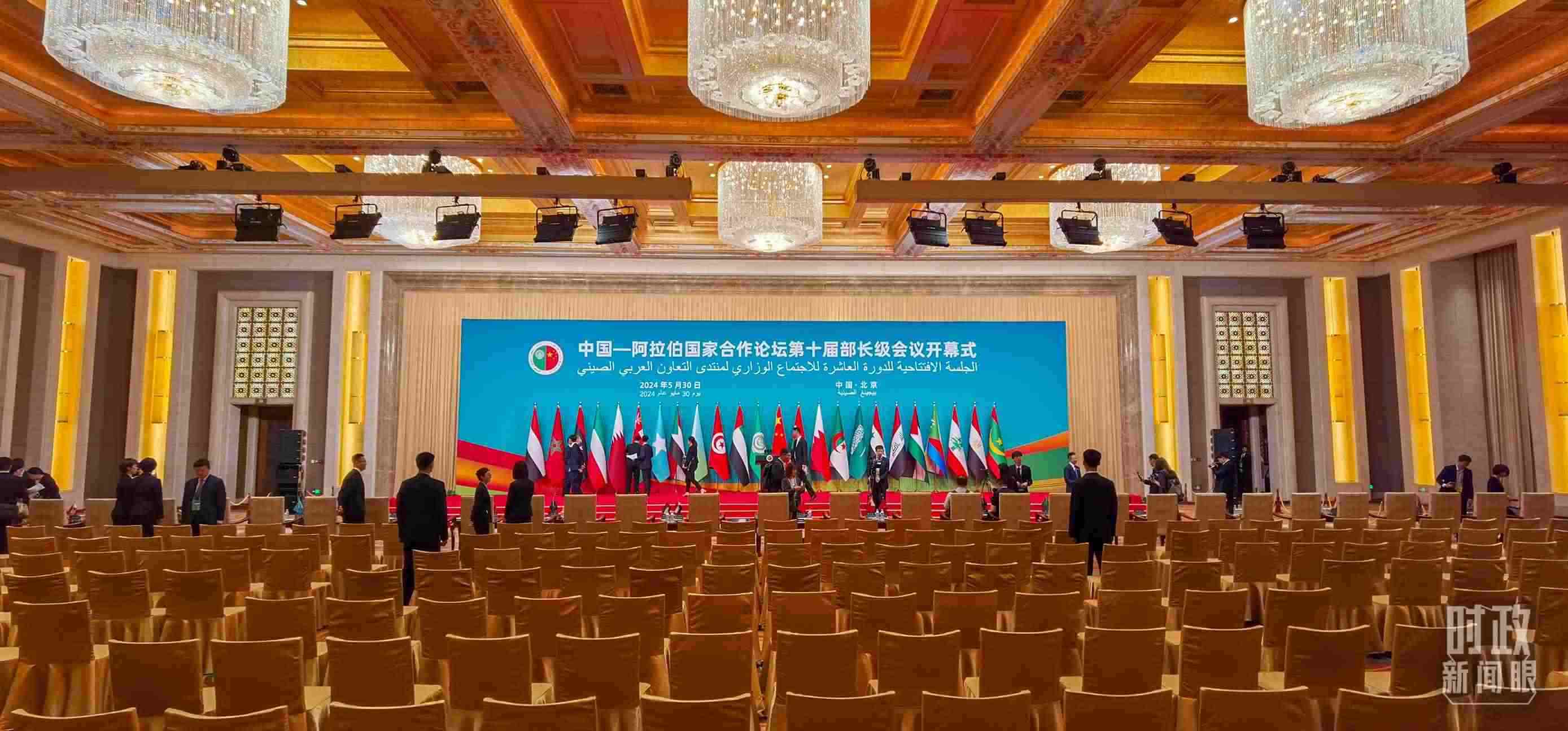 △會議開始前，現(xiàn)場正在進行各項準備工作。（總臺央視記者郭鴻拍攝）