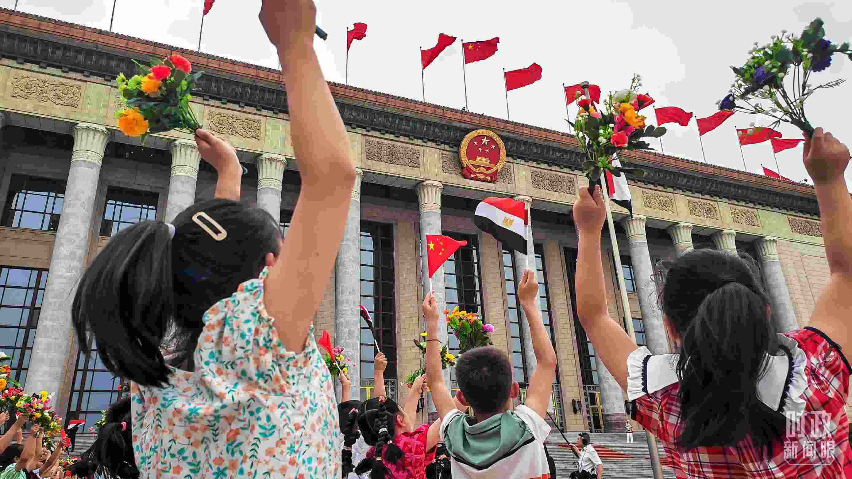 △5月29日下午，習近平主席舉行儀式歡迎埃及總統(tǒng)塞西訪華。圖為歡迎儀式現(xiàn)場的少年兒童。（總臺央視記者劉琦拍攝）