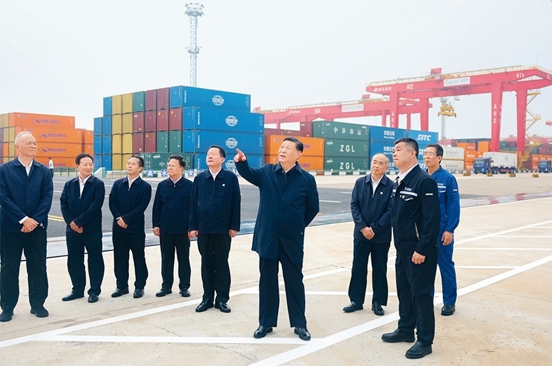 2024年5月22日至24日，中共中央總書記、國(guó)家主席、中央軍委主席習(xí)近平在山東考察。這是22日下午，習(xí)近平在日照港察看全自動(dòng)化集裝箱碼頭作業(yè)場(chǎng)景。 新華社記者 鞠鵬/攝