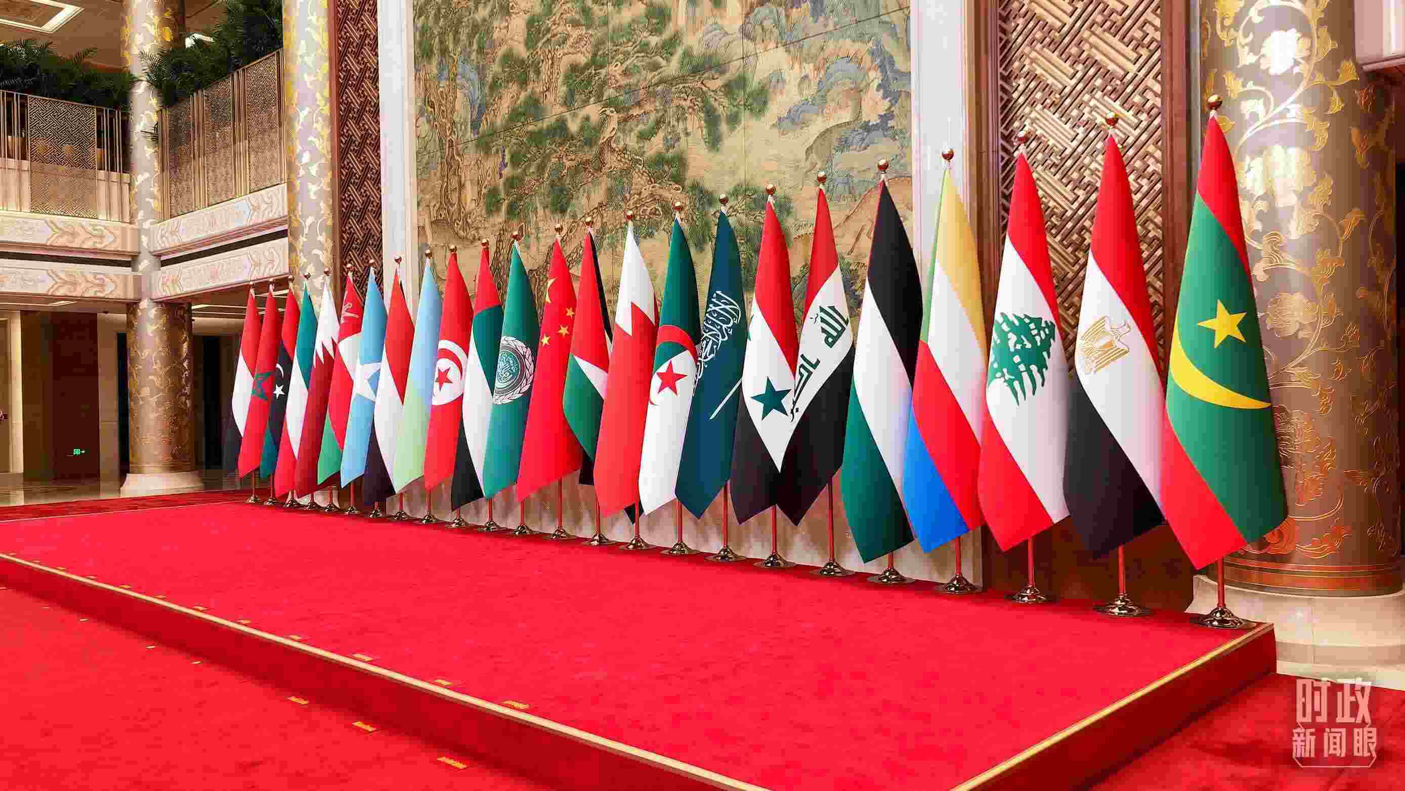 △會議現(xiàn)場的旗陣。（總臺央廣記者馬喆拍攝）