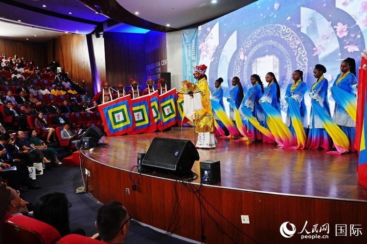 開(kāi)幕式前，內(nèi)羅畢大學(xué)孔子學(xué)院學(xué)生進(jìn)行文藝表演。人民網(wǎng)記者 黃煒鑫攝