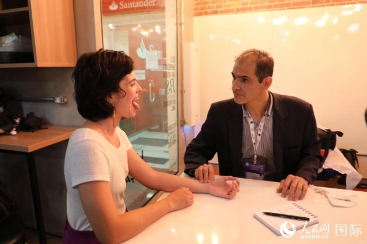 在巴西米納斯吉拉斯州首府貝洛奧里藏特開辦診所的中醫(yī)師保羅·貢扎爾韋斯，正在把脈并觀察舌苔。人民網(wǎng)記者 陳一鳴攝