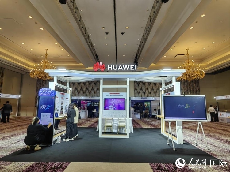 峰會現(xiàn)場，由泰國政府、中泰高校和客戶伙伴搭建的人才雙選會和伙伴展臺開放。人民網(wǎng)記者 楊一攝