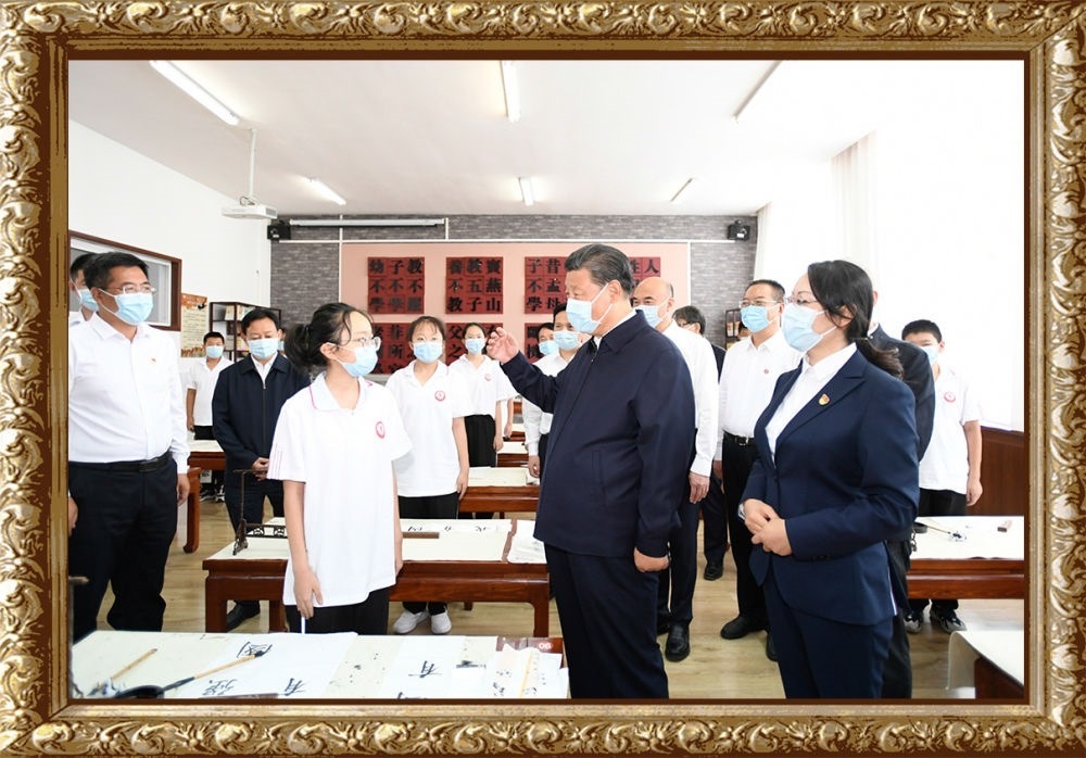 2021年9月13日至14日，習近平總書記在陜西省榆林市考察。14日上午，習近平在綏德實驗中學考察時，同正在練習書法的學生親切交流。