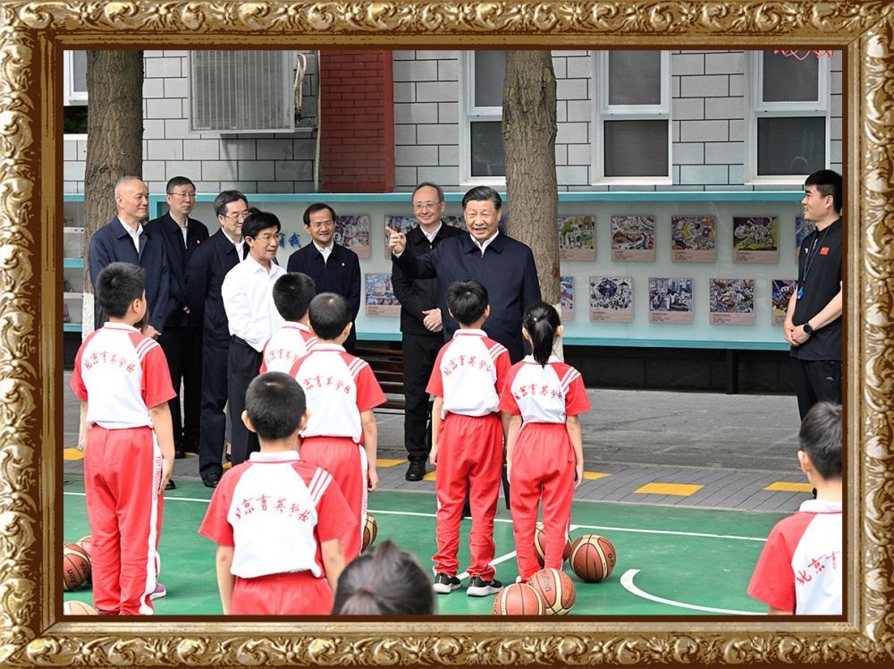 2023年5月31日上午，習近平總書記來到北京育英學?？赐繂枎熒诨@球場同正在上體育課的小學生們親切交流。習近平親切地說：“現(xiàn)在生活條件好了，孩子們不是要吃得胖胖的，而是要長得壯壯的、練得棒棒的?！? width=