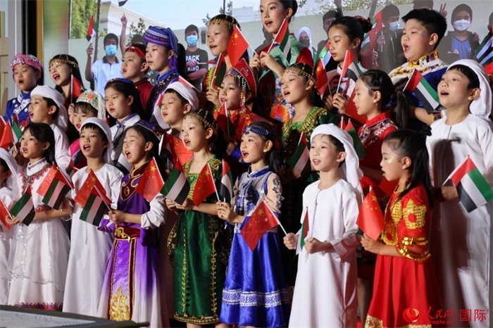 活動上，身著中阿傳統(tǒng)服飾的孩子們共唱歌曲，表達對美好未來的向往。人民網(wǎng)記者 張志文攝