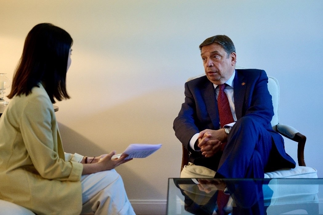 西班牙農(nóng)業(yè)、漁業(yè)和食品大臣普拉納斯接受人民網(wǎng)專訪。西班牙駐華大使館供圖