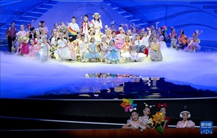 6月1日，演員在“我和祖國(guó)一起成長(zhǎng)”主題演出活動(dòng)中表演。新華社記者 金良快 攝