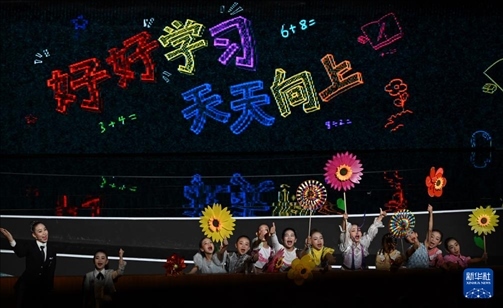 6月1日，演員在“我和祖國(guó)一起成長(zhǎng)”主題演出活動(dòng)中表演。新華社記者 金良快 攝