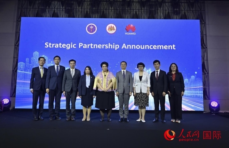 數(shù)字人才峰會(huì)現(xiàn)場。左五為泰國高等教育、科學(xué)、研究和創(chuàng)新部長素巴瑪·伊沙拉帕迪，右三中國駐泰國大使館教育參贊許蘭，右四為華為泰國技術(shù)有限公司總經(jīng)理李雄偉。人民網(wǎng)記者 簡承淵攝