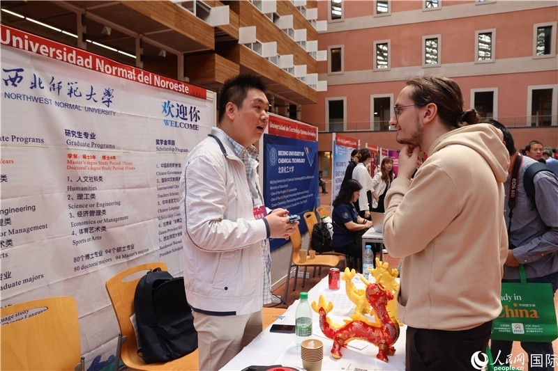 西班牙應(yīng)屆畢業(yè)生在展臺(tái)前咨詢。人民網(wǎng)記者 顏歡攝