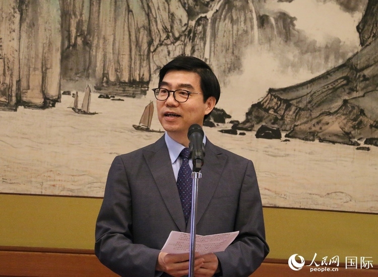 中國(guó)駐日本大使館施泳公使致辭。人民網(wǎng) 許可攝