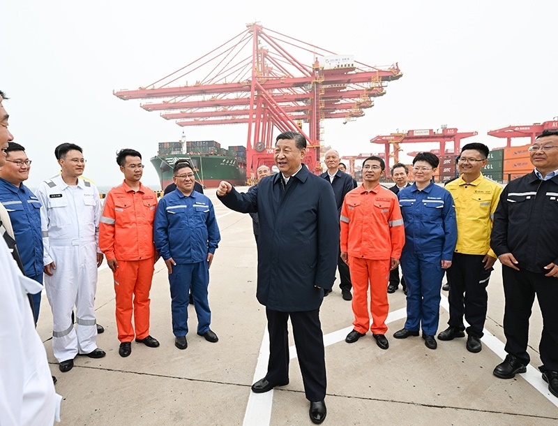 △2024年5月22日，習(xí)近平總書記在山東省日照港親切慰問港口科技工作者、運(yùn)營人員、航運(yùn)人員。