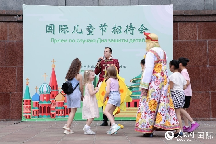 中俄兩國小朋友共同參與互動(dòng)游戲。人民網(wǎng)記者 隋鑫攝