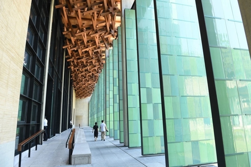 2022年7月23日，杭州國家版本館屋頂?shù)哪緲?gòu)和青瓷門扇相映成趣。