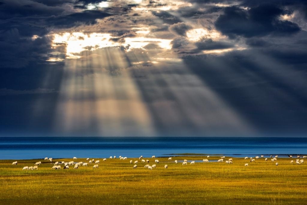 這是2022年9月21日在海北藏族自治州海晏縣拍攝的青海湖一角。（通聯(lián)照片 焦生福 攝）