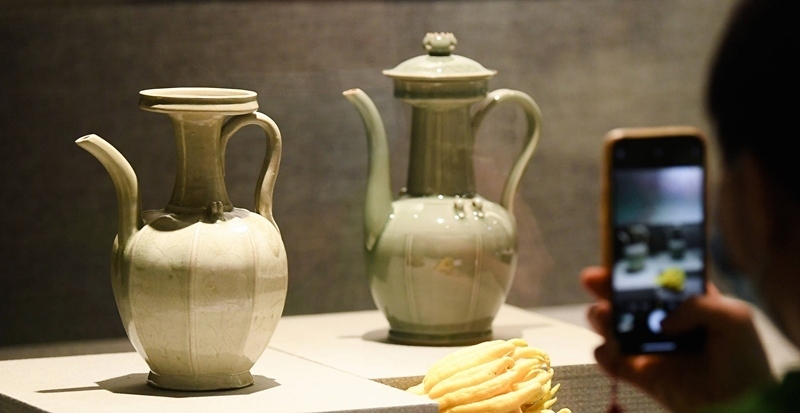 2021年9月14日，浙江省博物館，觀眾在拍攝北宋龍泉窯執(zhí)壺（左）和龍泉青瓷藝人劉杰制作的執(zhí)壺。
