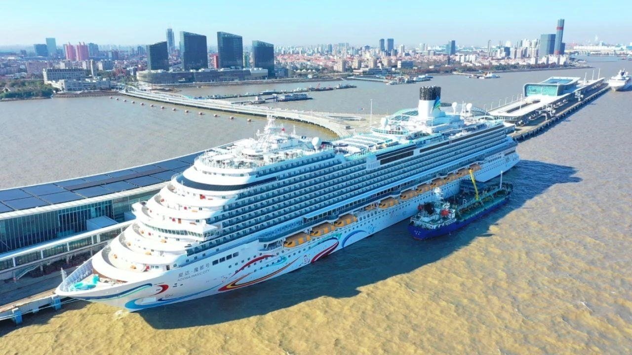 △2024年1月1日，國產(chǎn)首艘大型郵輪“愛達·魔都號”從上海吳淞口國際郵輪港開啟商業(yè)首航。