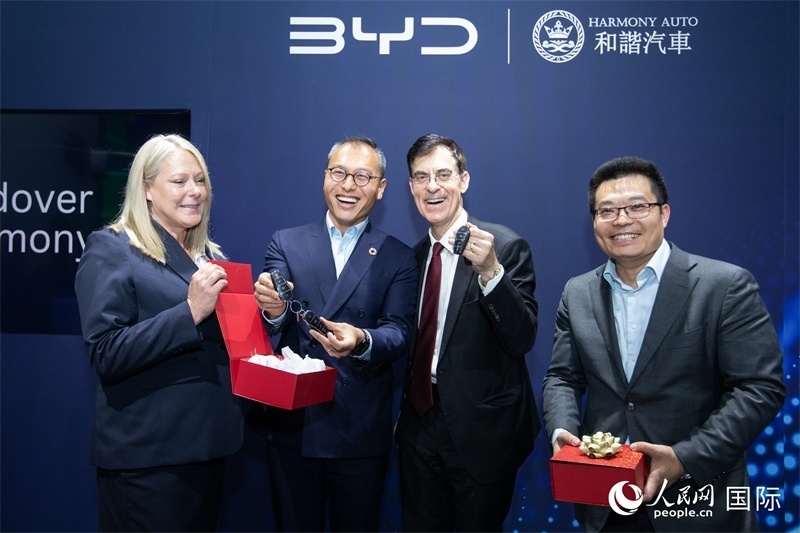 兩位英國消費(fèi)者獲得新車鑰匙。人民網(wǎng)記者 許立群攝影