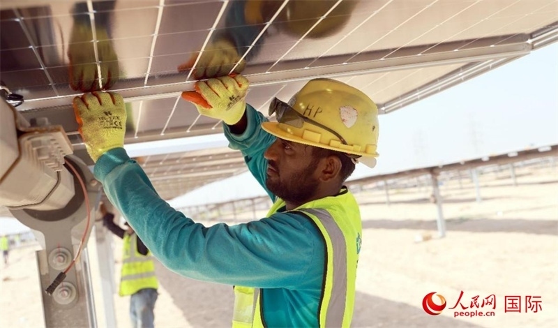 工人正在安裝光伏面板。人民網(wǎng)記者 管克江攝