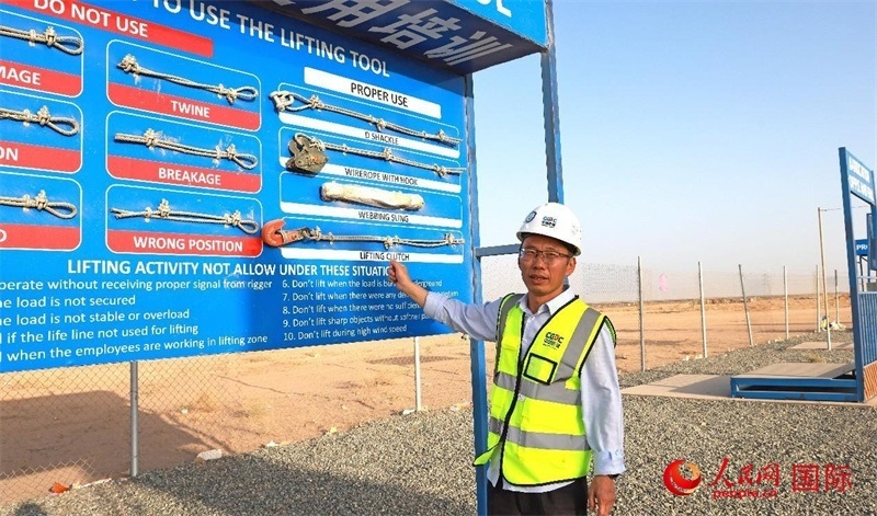 中國能建國際工程公司副總經(jīng)理兼阿爾舒巴赫電站項目經(jīng)理熊高峽展示安全培訓(xùn)中心設(shè)施。人民網(wǎng)記者 管克江攝