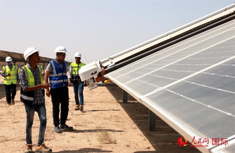 工作人員在測試自動清掃機(jī)器人。人民網(wǎng)記者管克江攝