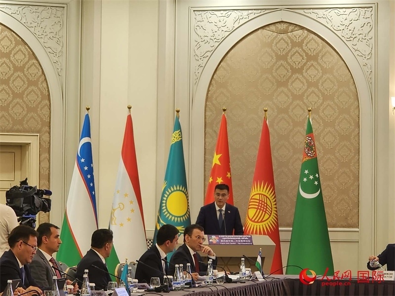 中國駐烏茲別克斯坦大使于駿致辭。人民網(wǎng)記者 李強攝