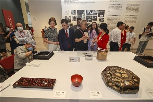 2023年5月28日，北京，推光漆器匠人為駐華使節(jié)展示技藝。