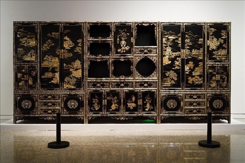 2023年7月9日，北京，中國(guó)工藝美術(shù)館·中國(guó)非物質(zhì)文化遺產(chǎn)館，“山西特色專業(yè)鎮(zhèn)·平遙非遺雙寶中華行”展覽展出的推光漆器作品。