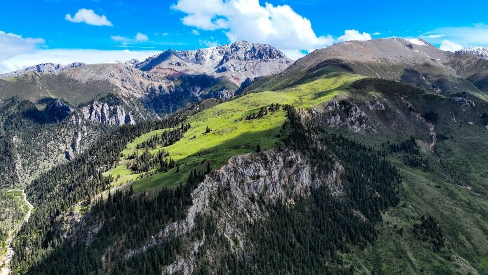 這是2023年6月18日在青海省玉樹藏族自治州囊謙縣拍攝的風(fēng)光（無人機(jī)照片）。新華社記者 張龍 攝