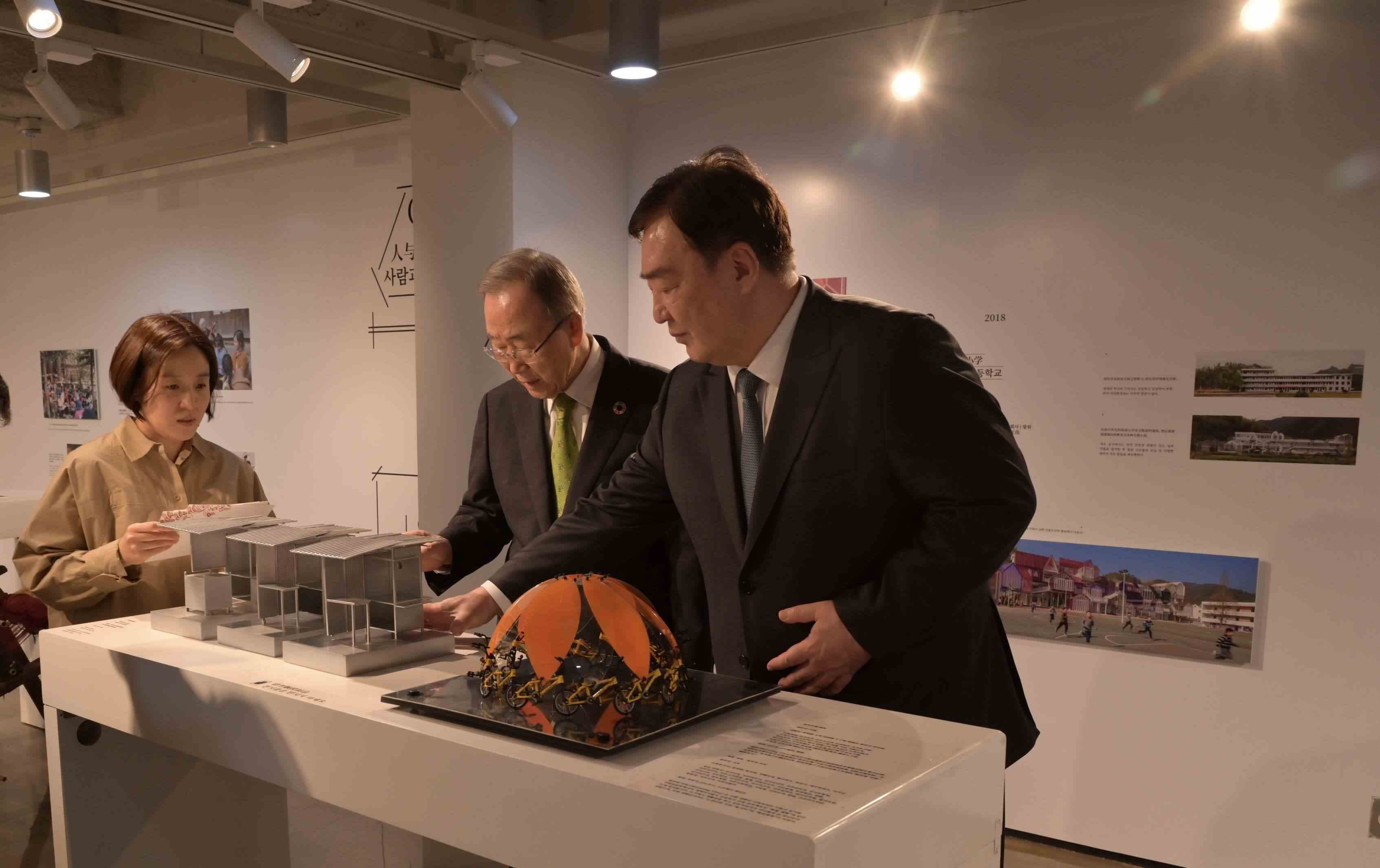 邢海明（右一）與潘基文共同參觀《自然生活傳承——美麗中國特展》。首爾中國文化中心供圖