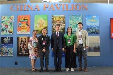 相關(guān)公司代表與中國駐里約熱內(nèi)盧總領(lǐng)館商務(wù)參贊敬艷輝在中國聯(lián)合展臺前合影。中廣國際公司供圖