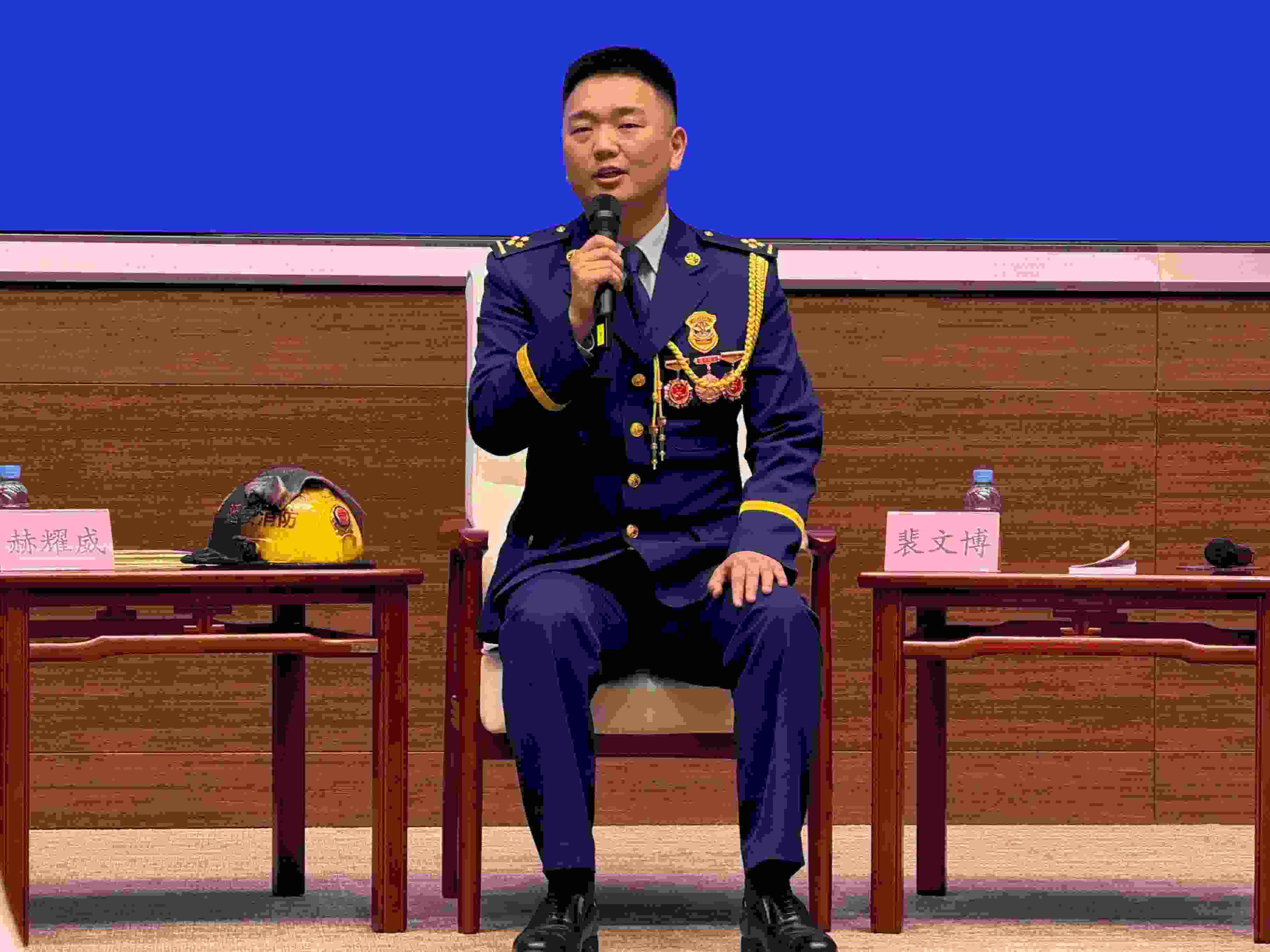 寶塔消防救援站政治指導(dǎo)員裴文博在回答記者提問。人民網(wǎng)記者 郝萍攝