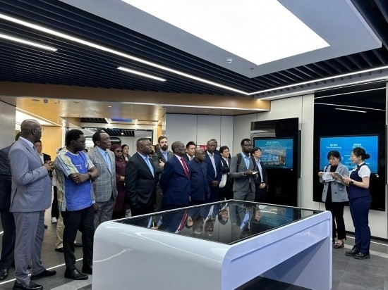 使節(jié)團考察云上貴州大數(shù)據(jù)集團展示中心。新華社記者 袁睿 攝