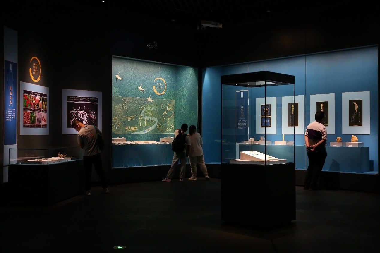 觀眾正在參觀展覽。國家文物局供圖