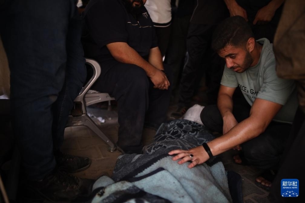這是6月8日在加沙地帶中部努賽賴特難民營拍攝的以軍襲擊受害者。新華社發(fā)（馬爾萬·達(dá)烏德攝）