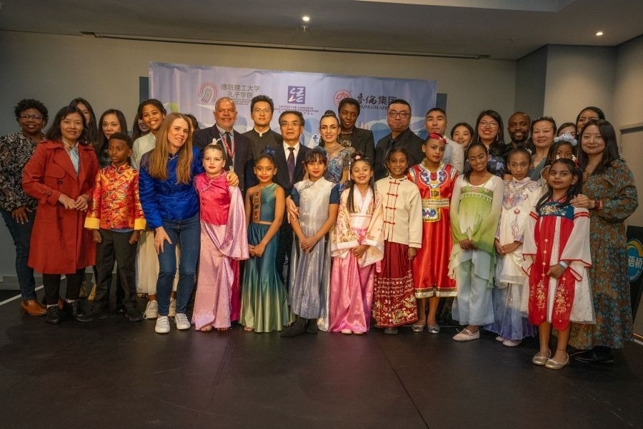 中南嘉賓與選手們合影。