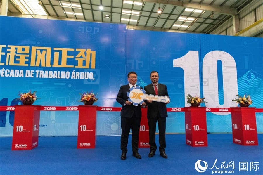儀式上，徐工巴西制造總經(jīng)理李寒光將第23456臺(tái)產(chǎn)品鑰匙交付給客戶巴西Simak公司首席執(zhí)行官安德森·阿布魯手中。 人民日?qǐng)?bào)社拉美中心分社 威廉·科埃略·維亞納攝