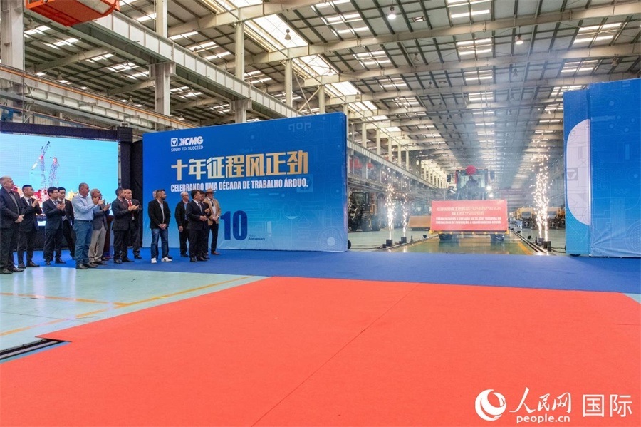 儀式上，米納斯吉拉斯州、波蘇阿雷格里市政府官員，徐工巴西制造的供應(yīng)商、經(jīng)銷商、客戶伙伴、員工代表和在巴中資機(jī)構(gòu)代表等，一起祝賀徐工巴西制造第23456臺(tái)產(chǎn)品下線并交付客戶。 人民日?qǐng)?bào)社拉美中心分社 威廉·科埃略·維亞納攝