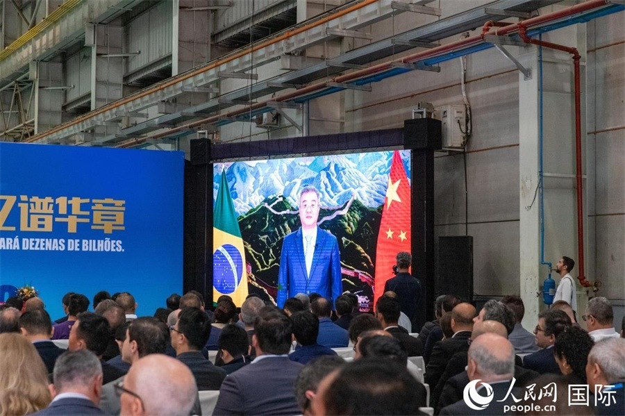 中國(guó)駐巴西大使祝青橋在視頻致辭中表示，徐工在巴西的發(fā)展，是眾多中國(guó)企業(yè)在習(xí)近平主席提出的共建“一帶一路”倡議推動(dòng)下，將中國(guó)的技術(shù)和產(chǎn)業(yè)發(fā)展成果帶往世界，促進(jìn)各國(guó)發(fā)展的縮影。 人民日?qǐng)?bào)社拉美中心分社 威廉·科埃略·維亞納攝