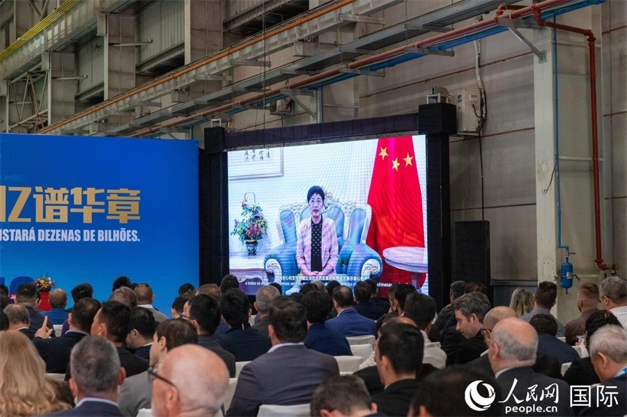 中國(guó)駐里約熱內(nèi)盧總領(lǐng)事田敏在視頻致辭中表示，中國(guó)是米納斯吉拉斯州第一大貿(mào)易伙伴和重要投資來源國(guó)。近年來，雙方在貿(mào)易投資、科技創(chuàng)新、裝備制造、人文交流等領(lǐng)域開展了富有成果的合作。 人民日?qǐng)?bào)社拉美中心分社 威廉·科埃略·維亞納攝